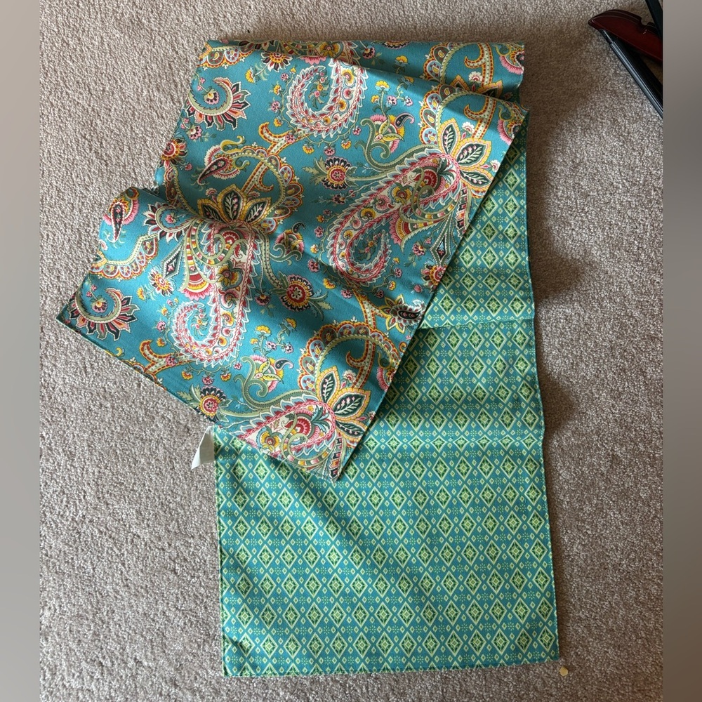 Table runner: spring design. 2 sided. EUC!